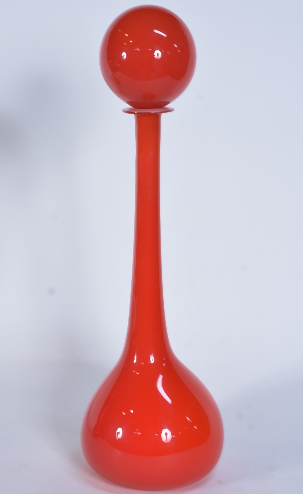 Garrafa longa de vidro vermelho. Anos 60. - foto 1 de 5