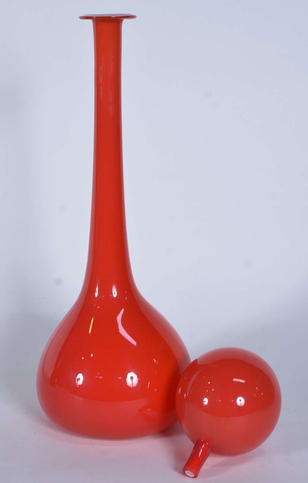 Garrafa longa de vidro vermelho. Anos 60. - foto 2 de 5