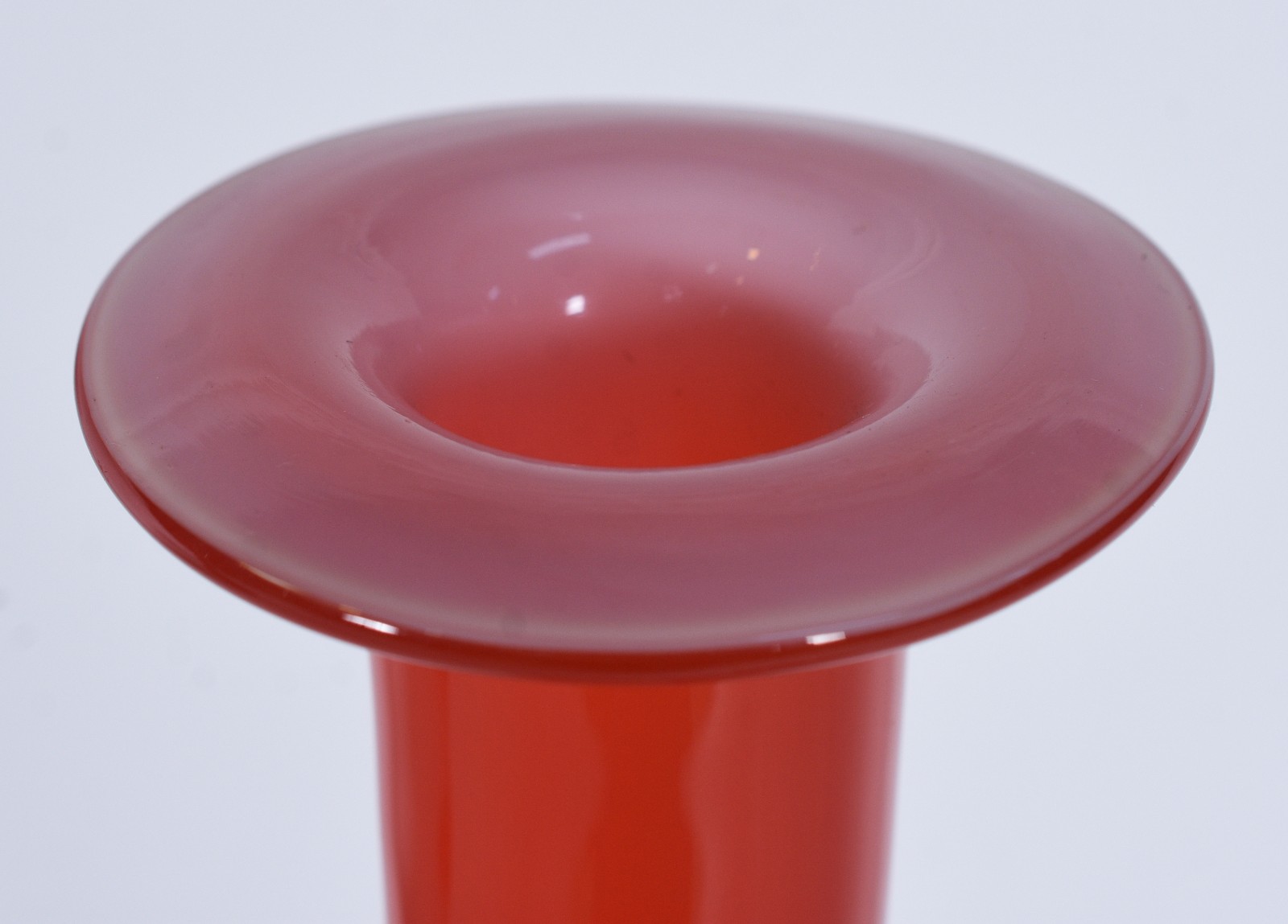 Garrafa longa de vidro vermelho. Anos 60. - foto 3 de 5
