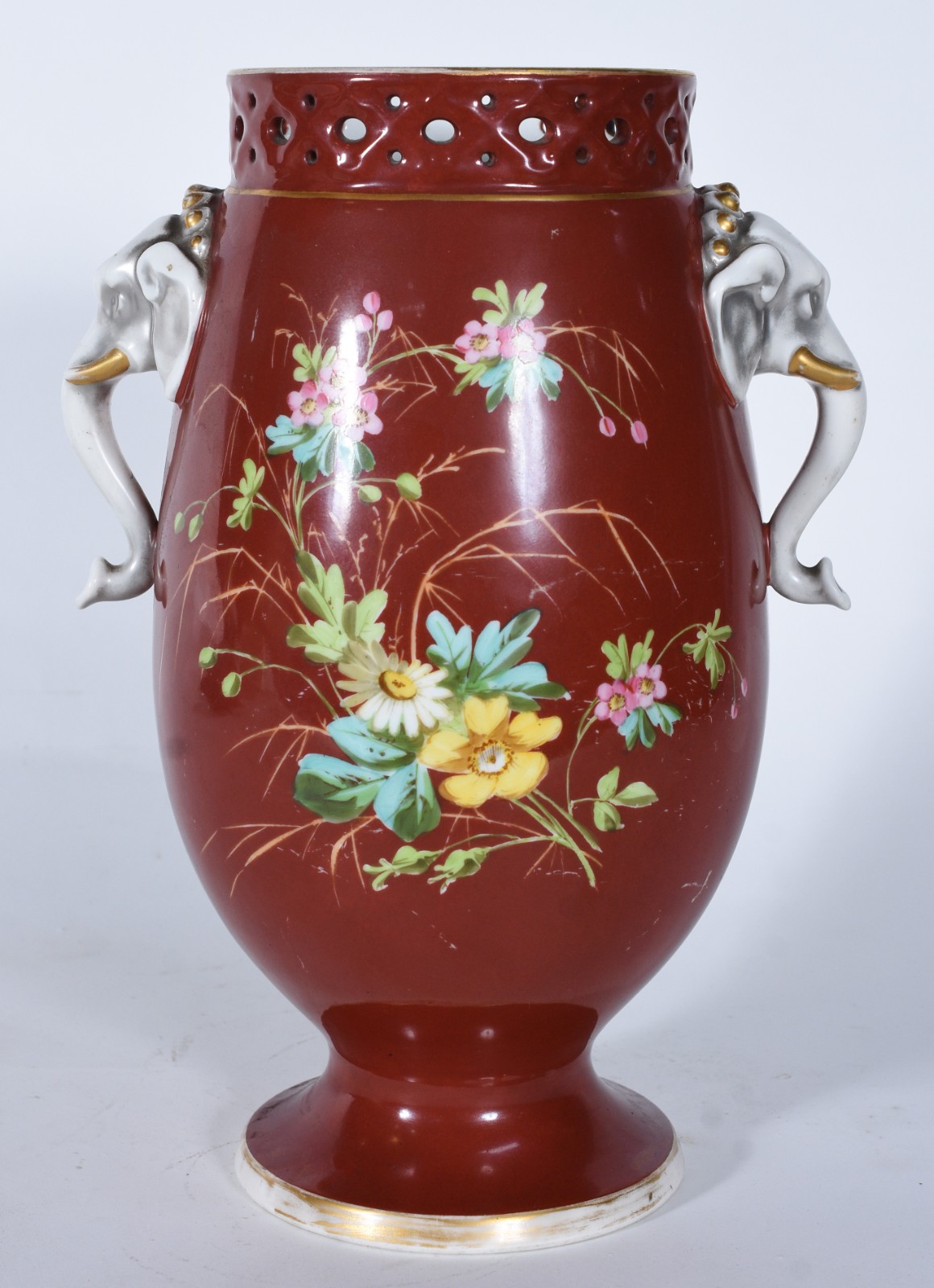 Vaso de porcelana europeia na cor vinho com flores em policromia... - foto 1 de 7
