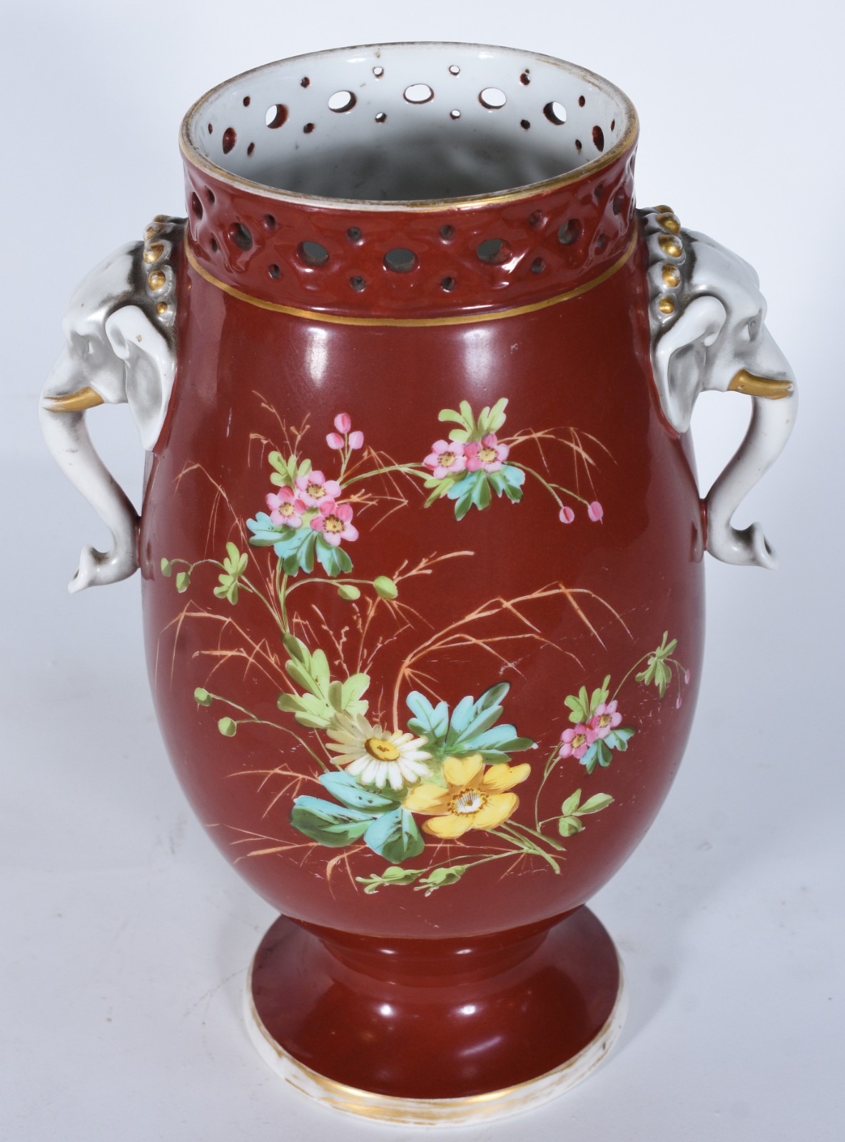 Vaso de porcelana europeia na cor vinho com flores em policromia... - foto 2 de 7
