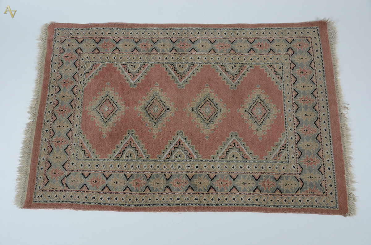 Tapete pakistan. Medidas 0,83 x 1,22 m.