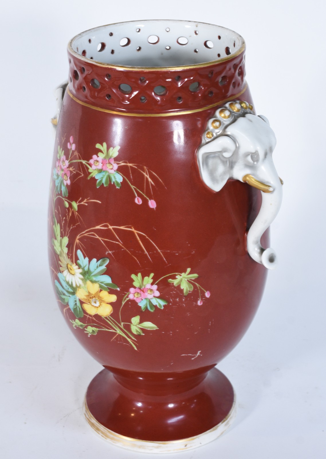 Vaso de porcelana europeia na cor vinho com flores em policromia... - foto 3 de 7
