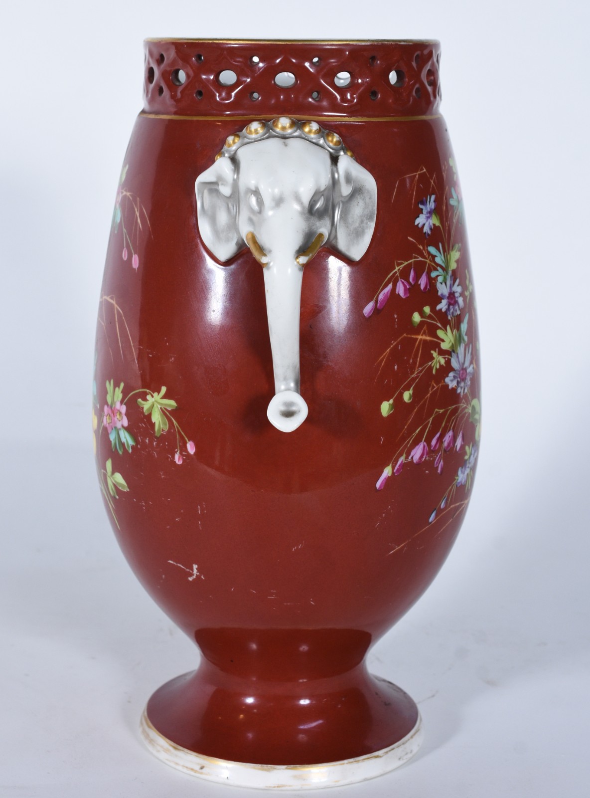 Vaso de porcelana europeia na cor vinho com flores em policromia... - foto 4 de 7