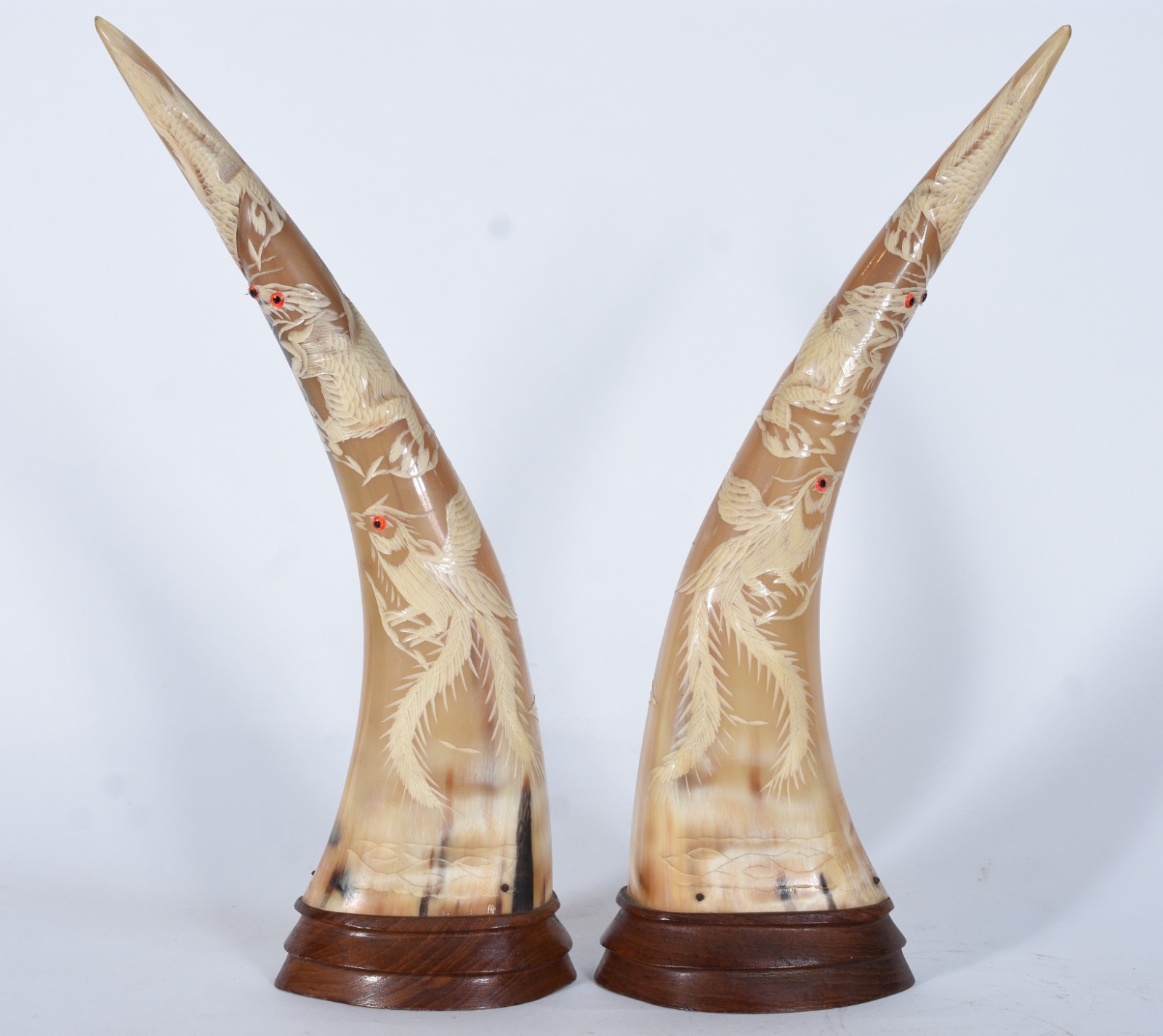 Par de esculturas de material córneo decorados com figuras em... - foto 1 de 7