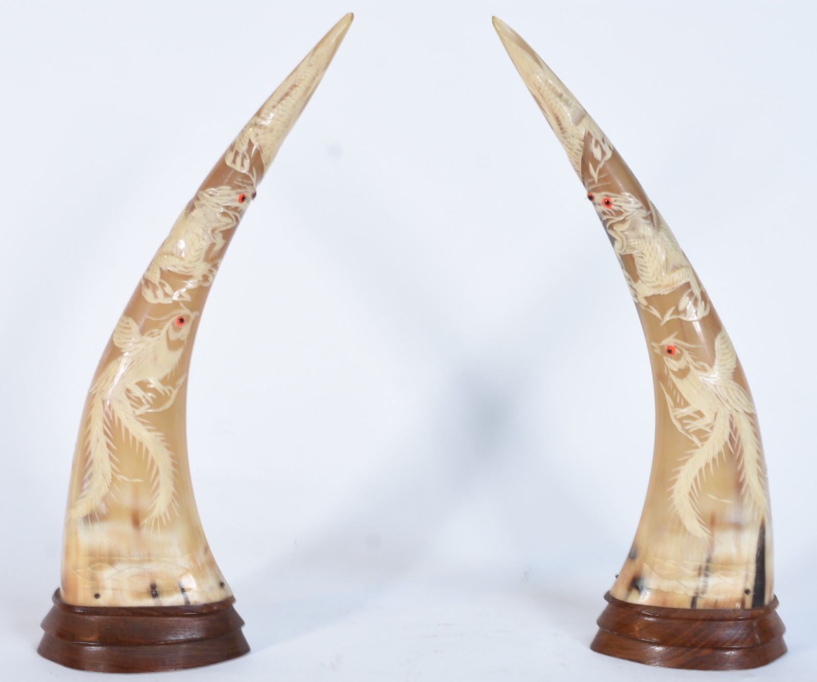 Par de esculturas de material córneo decorados com figuras em... - foto 2 de 7