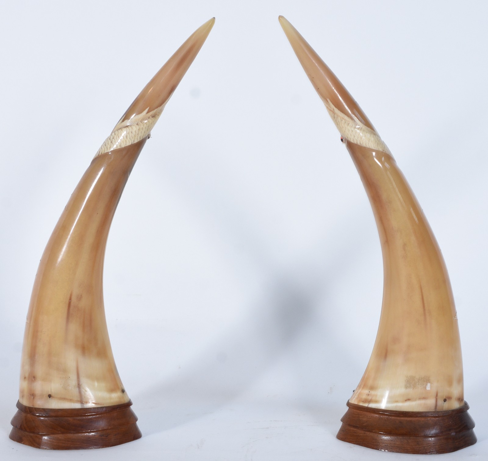 Par de esculturas de material córneo decorados com figuras em... - foto 3 de 7