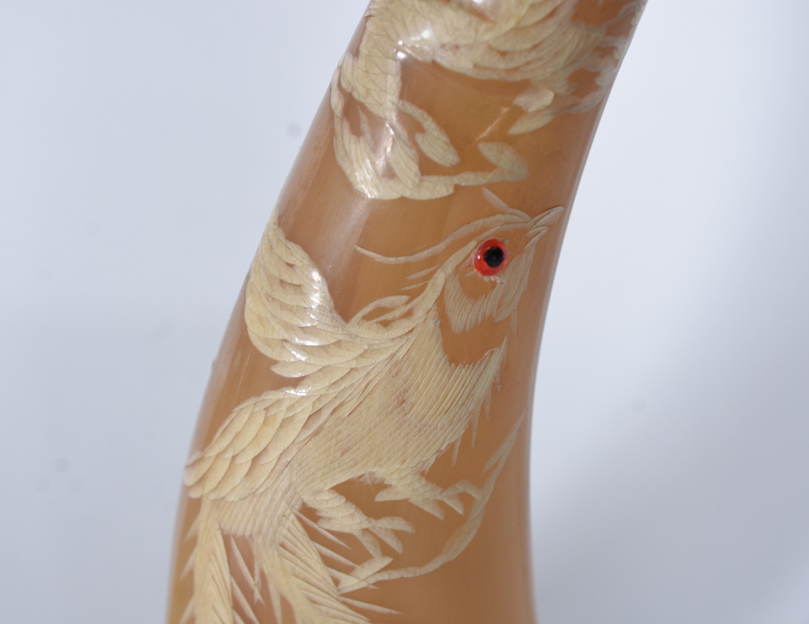 Par de esculturas de material córneo decorados com figuras em... - foto 4 de 7