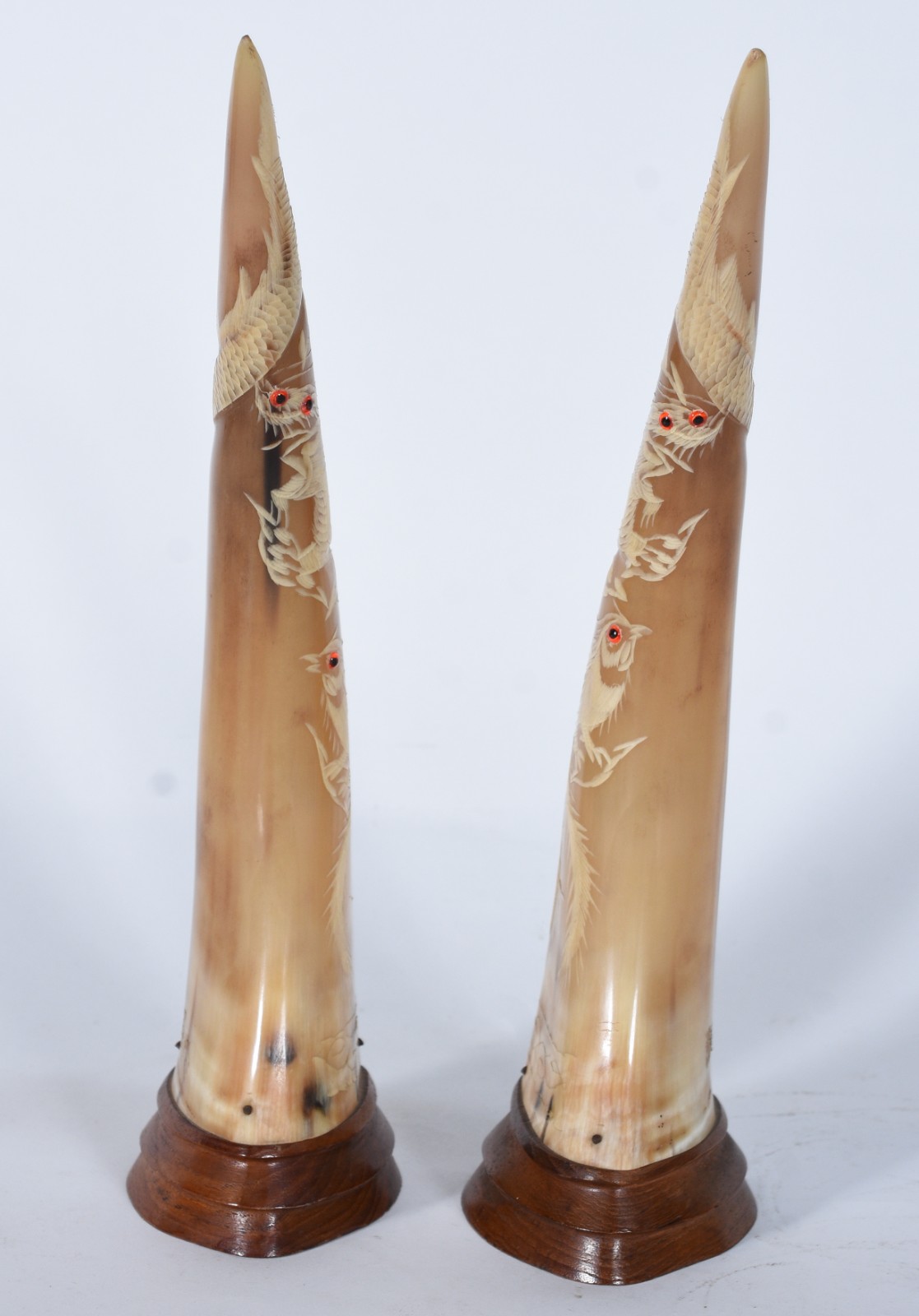Par de esculturas de material córneo decorados com figuras em... - foto 5 de 7