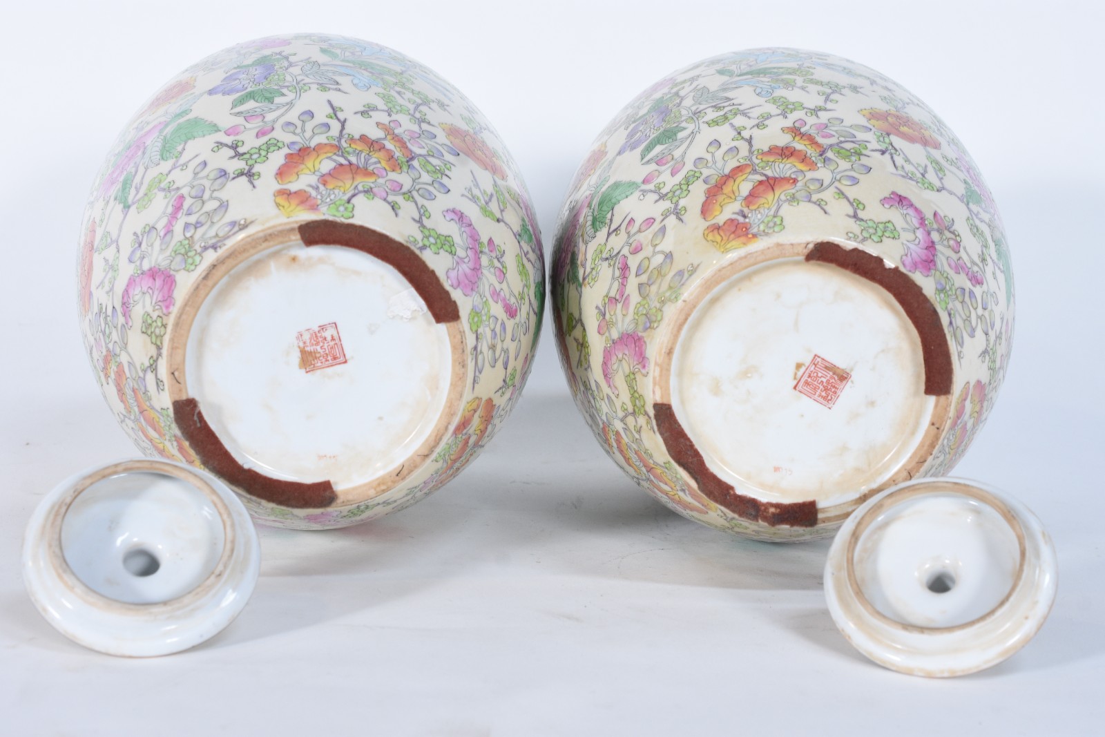 Par de potiches de porcelana oriental decoração floral em policromia. - foto 4 de 6