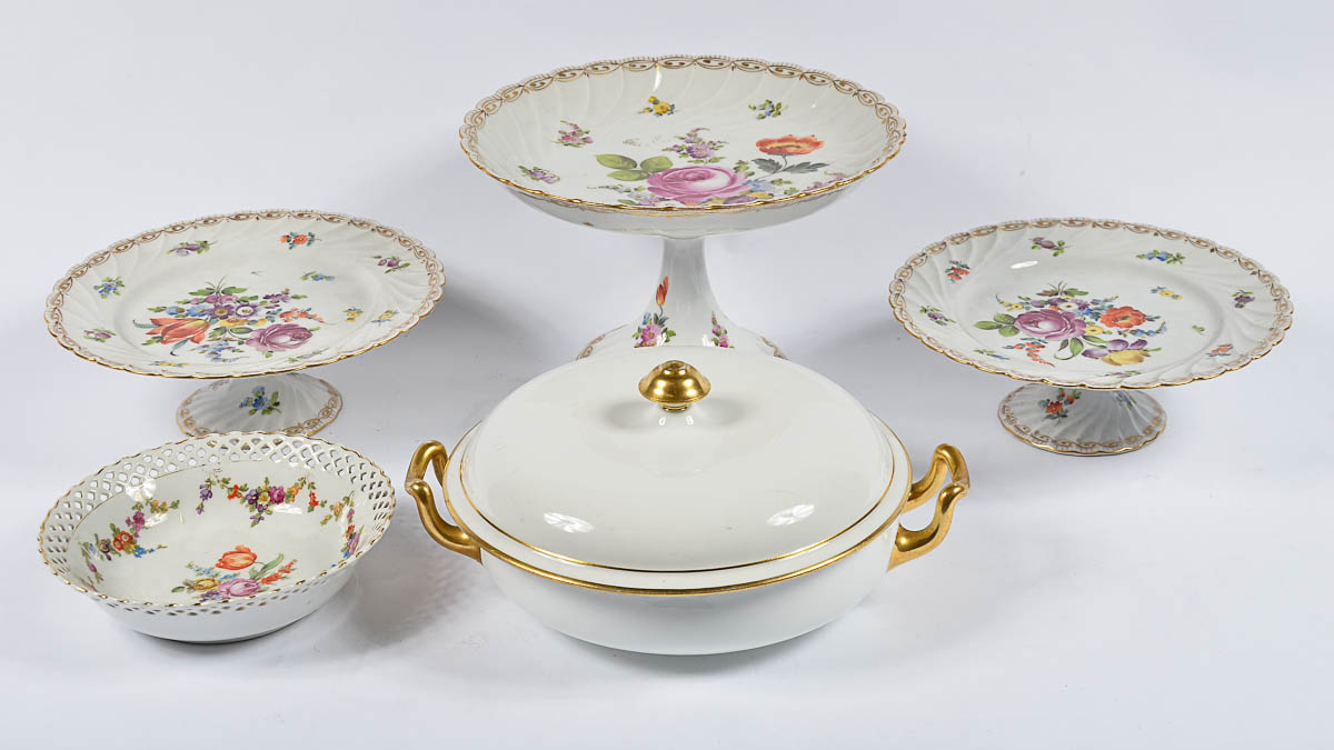 Cinco peças diversas de porcelana européia, sendo 3 fruteiras de pé...