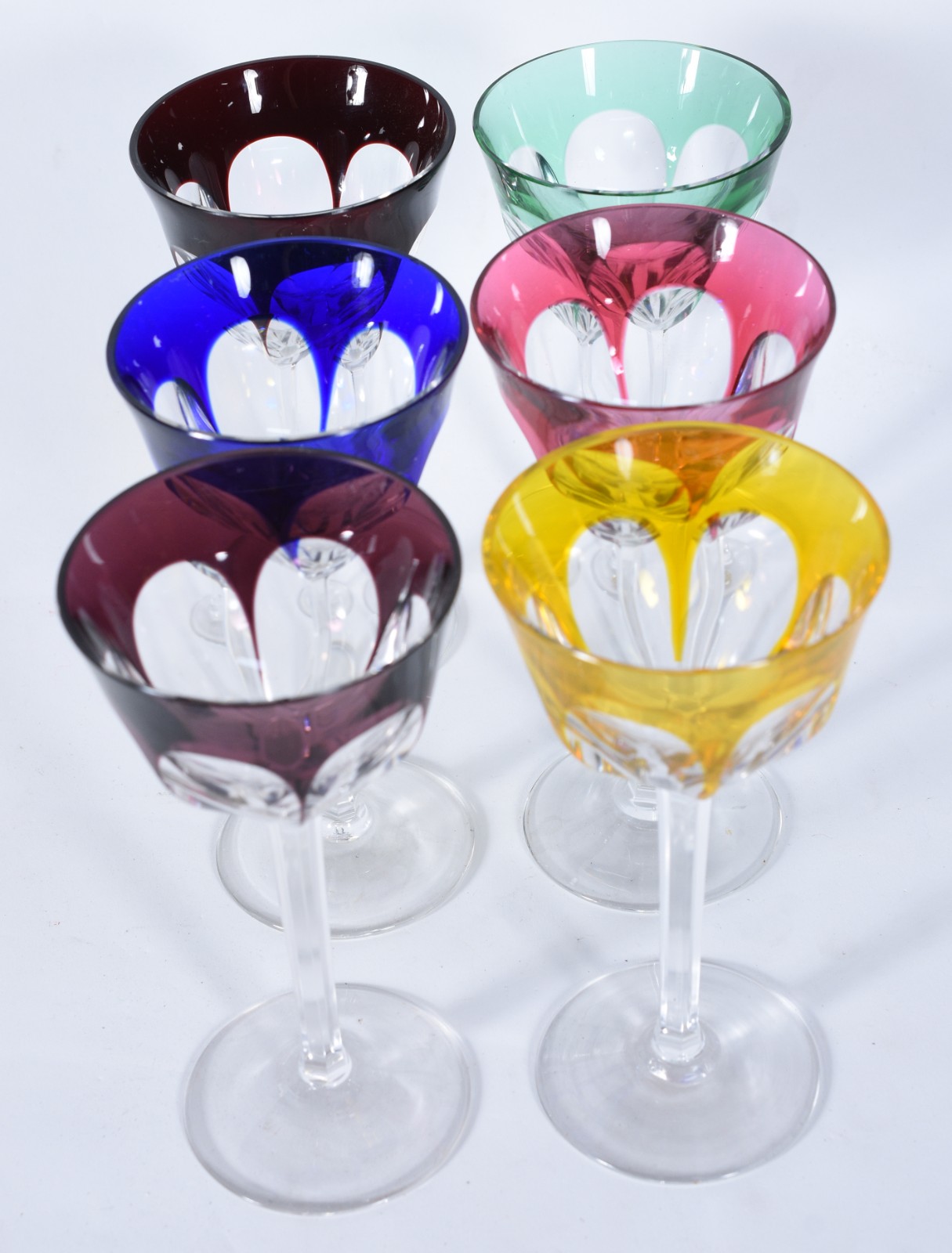 Seis cálices para vinho de cristal doublé facetado em diversas cores. - foto 1 de 8