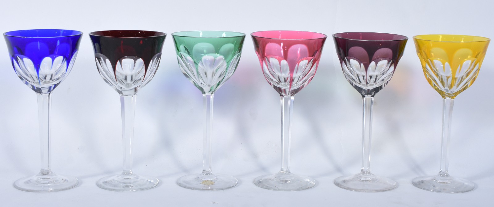 Seis cálices para vinho de cristal doublé facetado em diversas cores. - foto 2 de 8