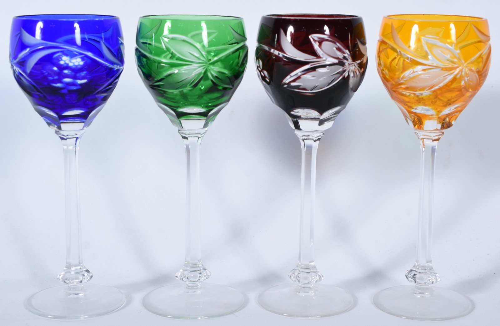 Quatro cálices para licor de cristal lapidado em diversas cores. - foto 1 de 6