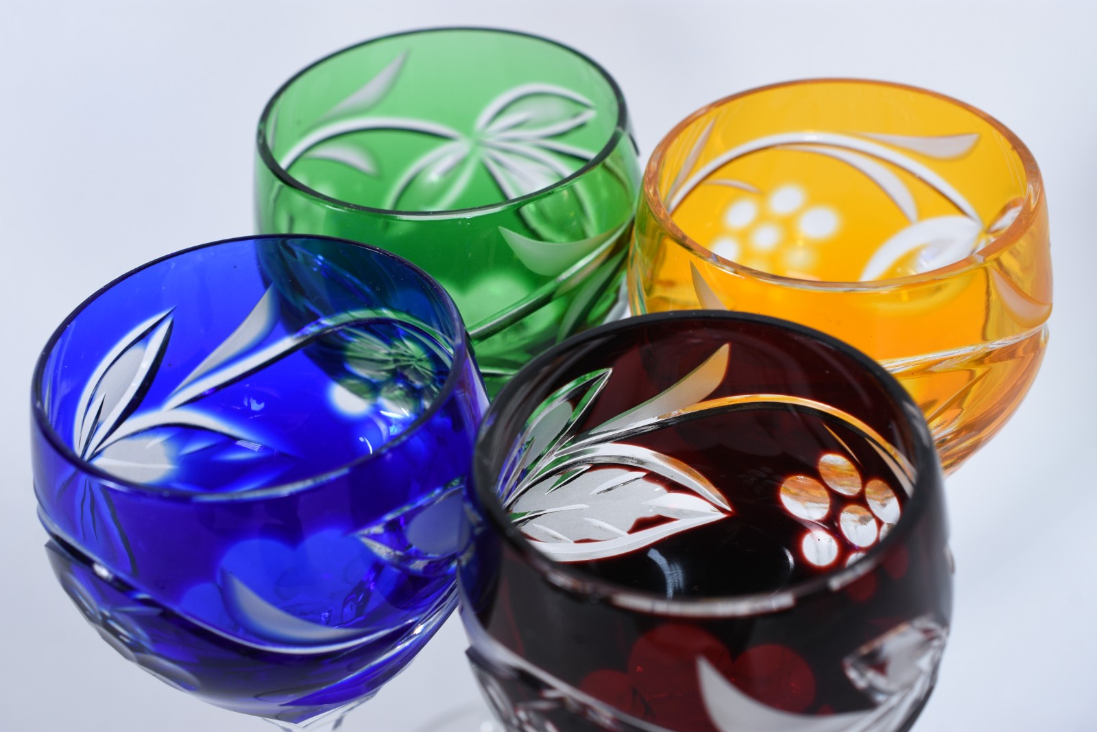 Quatro cálices para licor de cristal lapidado em diversas cores. - foto 2 de 6