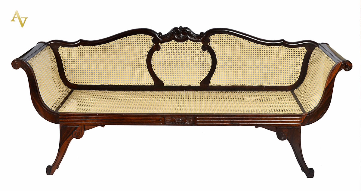 Sofa de jacaranda com assento e encosto de palhinha. Comp. 190 m...