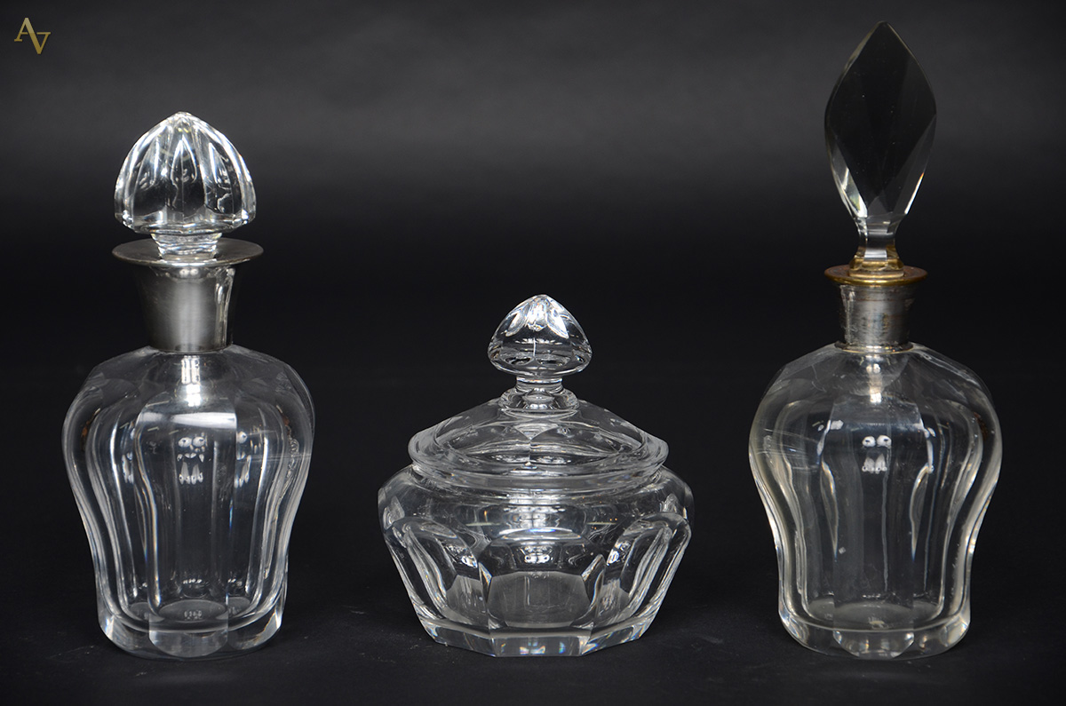 Conjunto com três frascos para toucador de cristal francês lapidação...