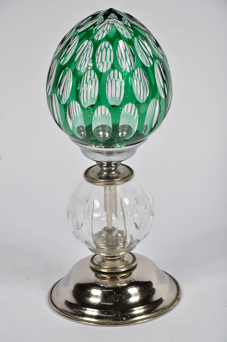 Pinha de cristal na cor verde e branca lapidada, base de metal. Alt...