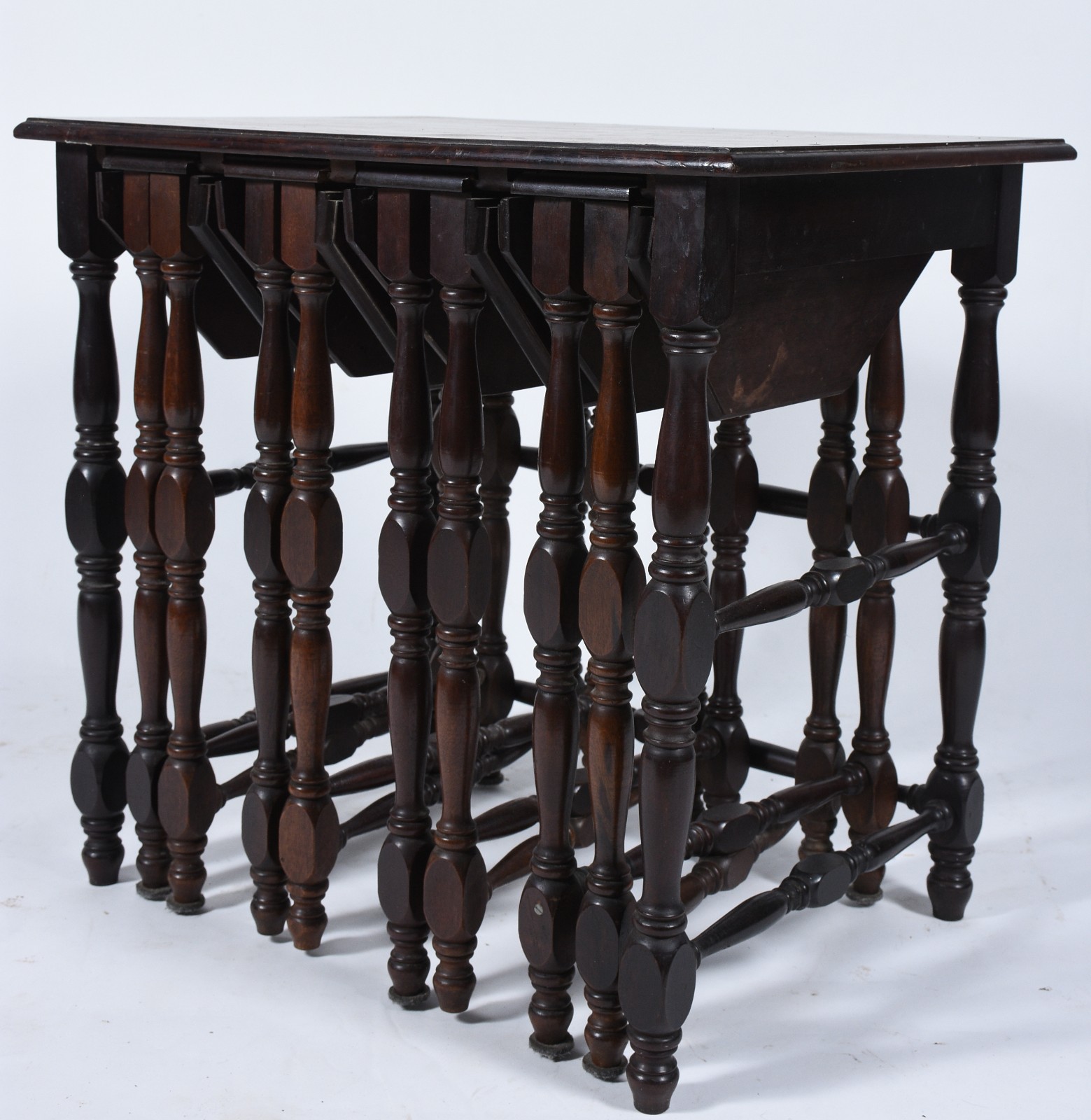 Mesa ninho de madeira nobre, composto de uma retangular com tres... - foto 1 de 8