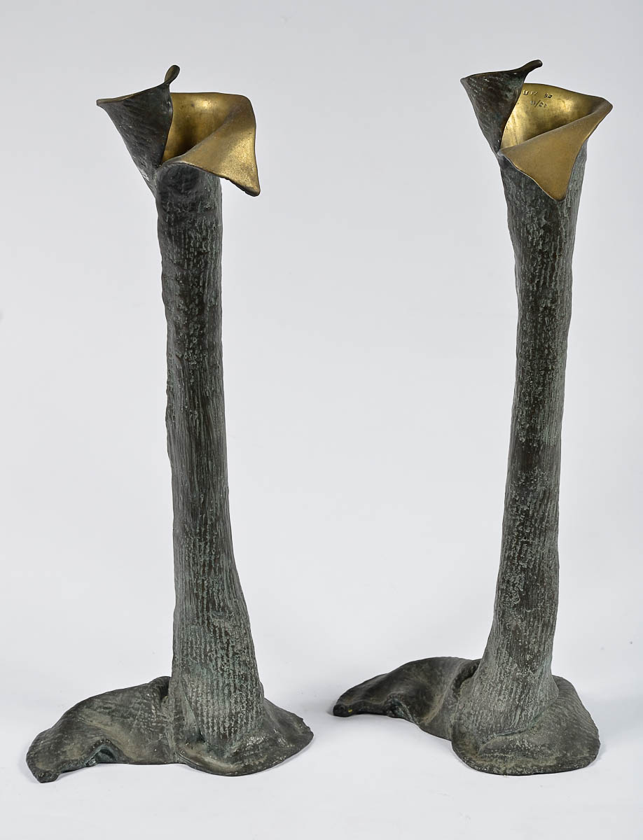 CLAUDIO AUN - Par de castiçais de bronze. Alt. 40 cm.