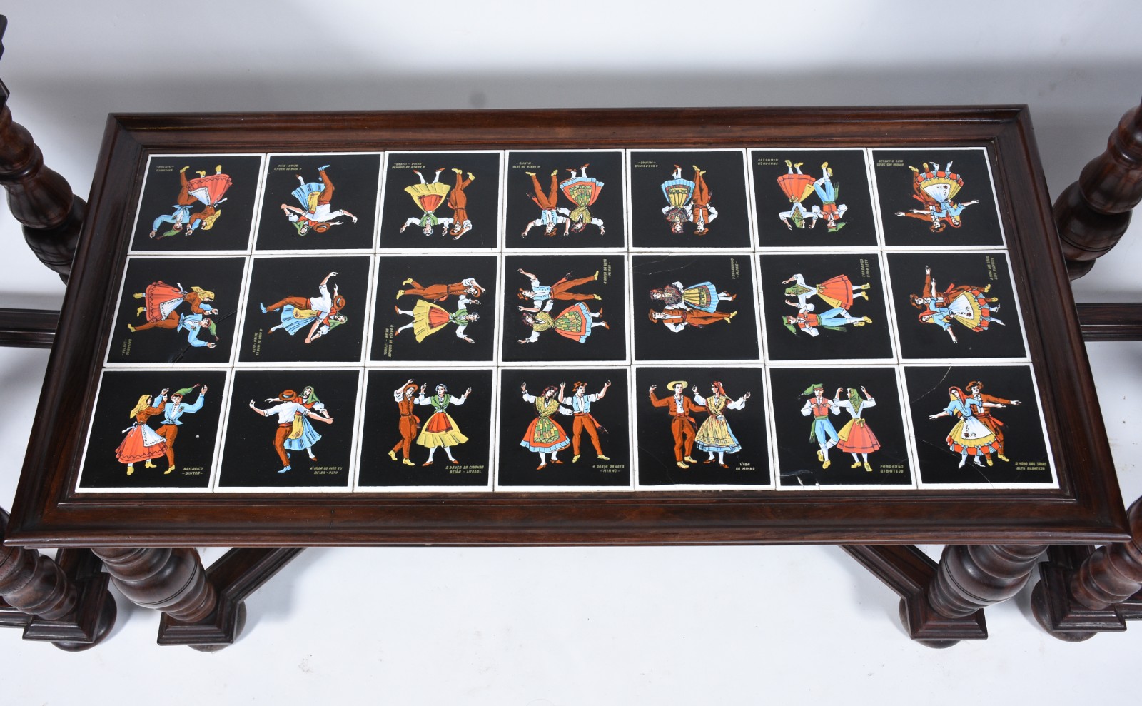 Conjunto de tres mesas de madeira nobre, sendo uma de centro e par de... - foto 5 de 9