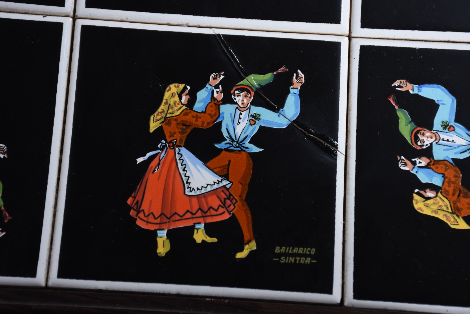 Conjunto de tres mesas de madeira nobre, sendo uma de centro e par de... - foto 9 de 9
