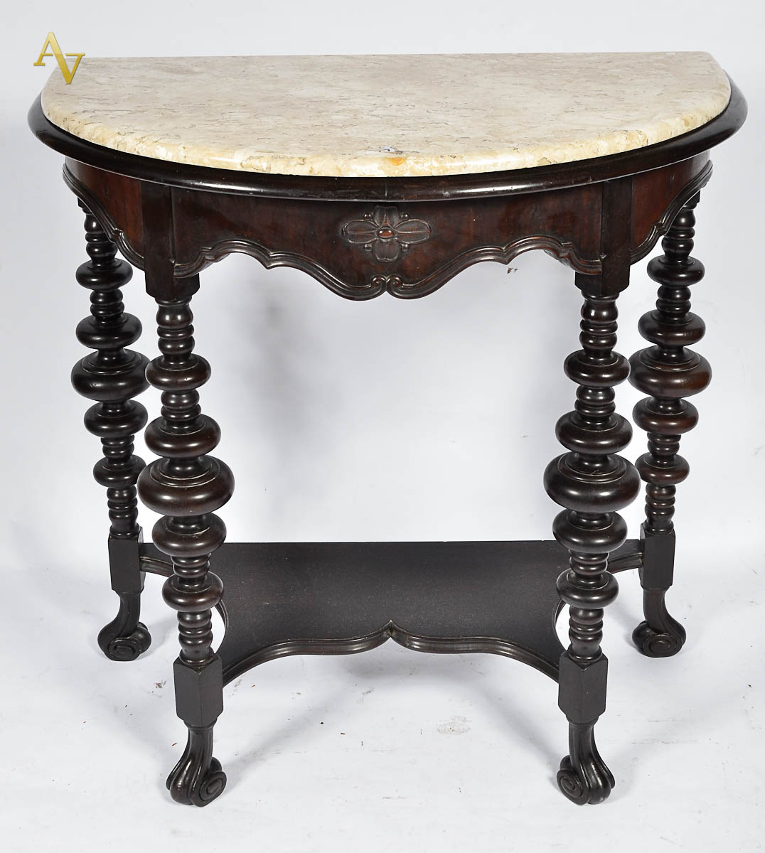 Mesa de madeira nobre com pernas torneadas e tampo de mármore, feitio...
