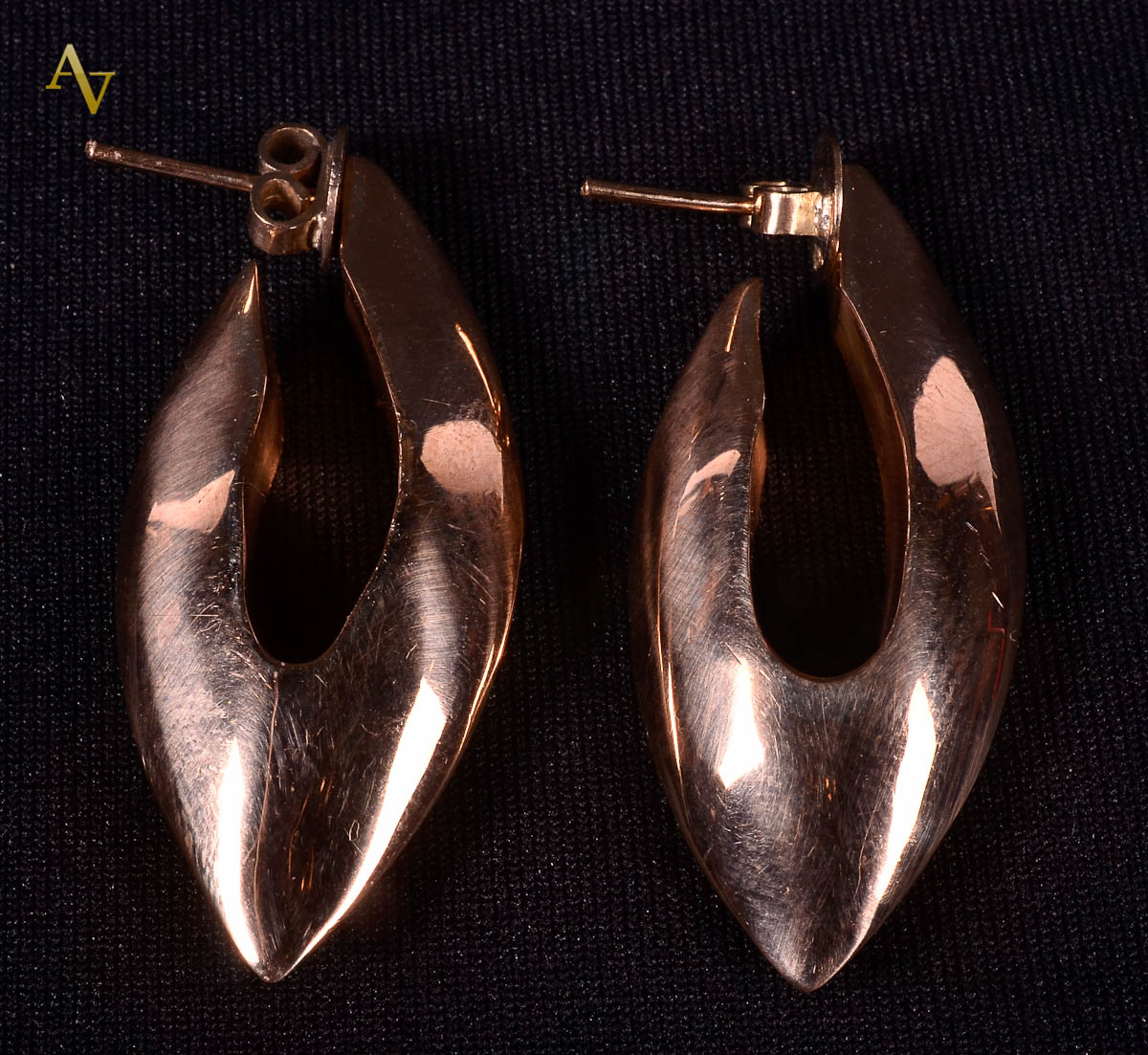 Par de brincos no formato losango, de ouro 18 k. Peso. 13.4 gr.
