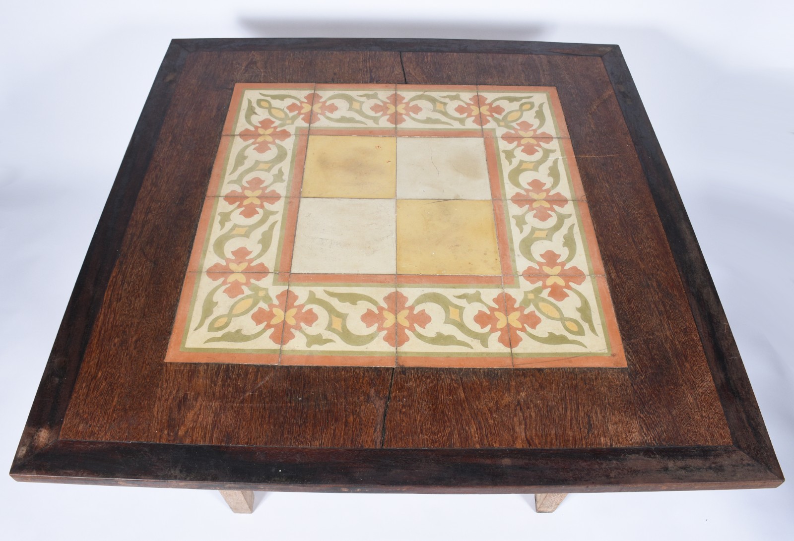 Mesa de jantar de madeira nobre, tampo com detalhes em azulejos... - foto 2 de 9