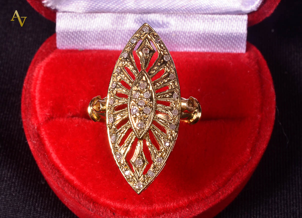 Anel de ouro 18 k com 33 brilhantes. Peso. 4,5 gr.