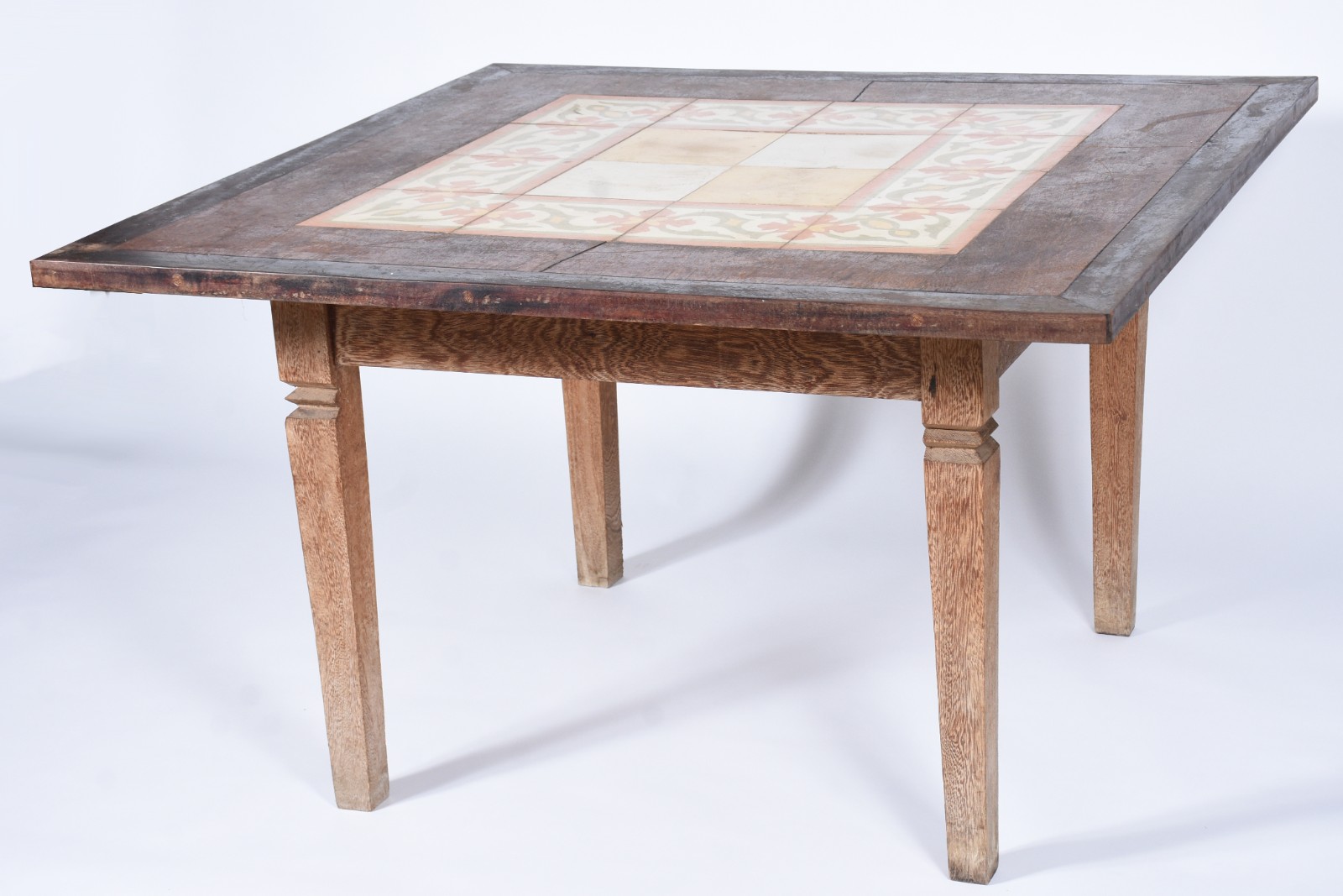 Mesa de jantar de madeira nobre, tampo com detalhes em azulejos... - foto 3 de 9