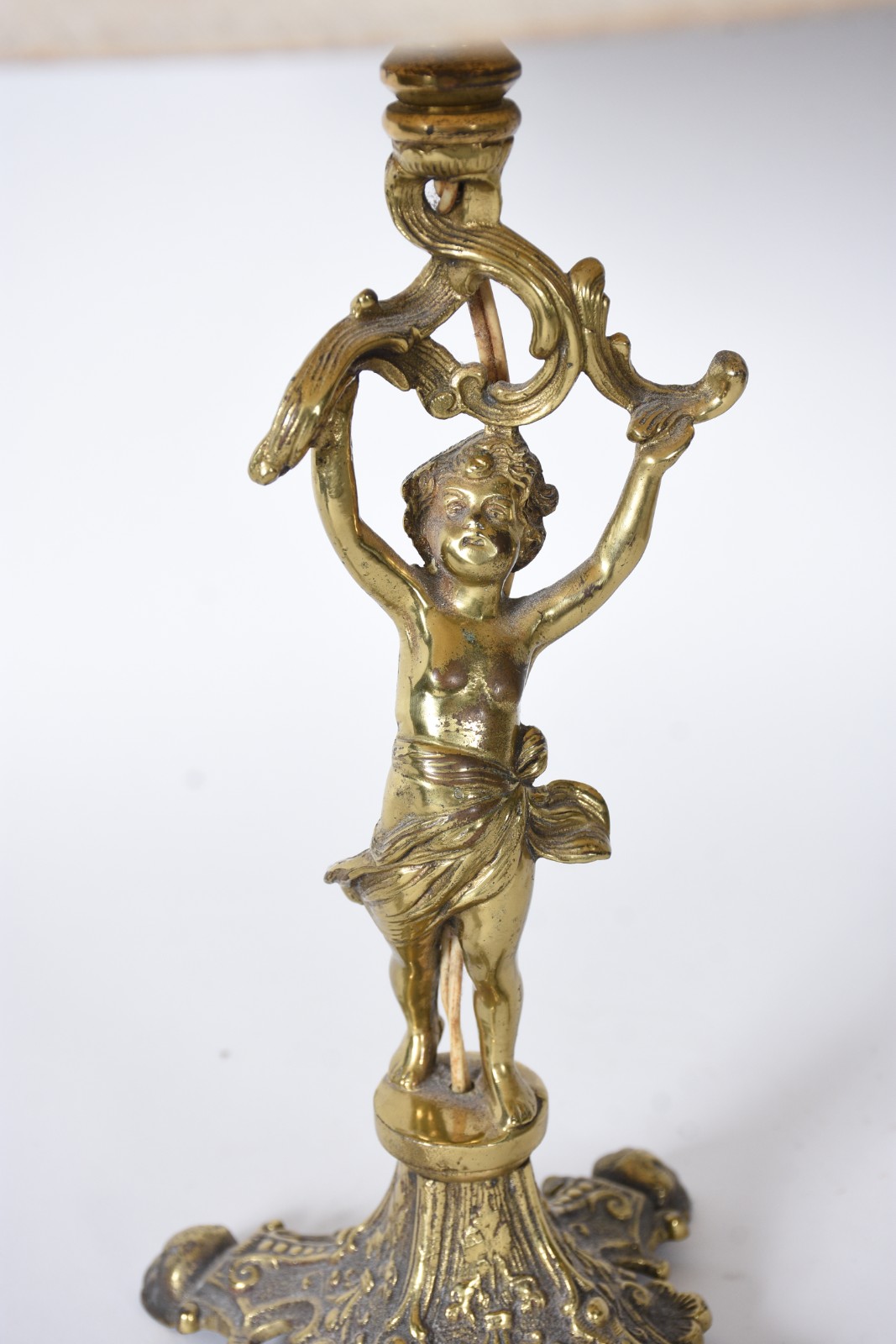 Par de abatjoures de metal dourado com figuras de anjos, acompanham... - foto 2 de 4