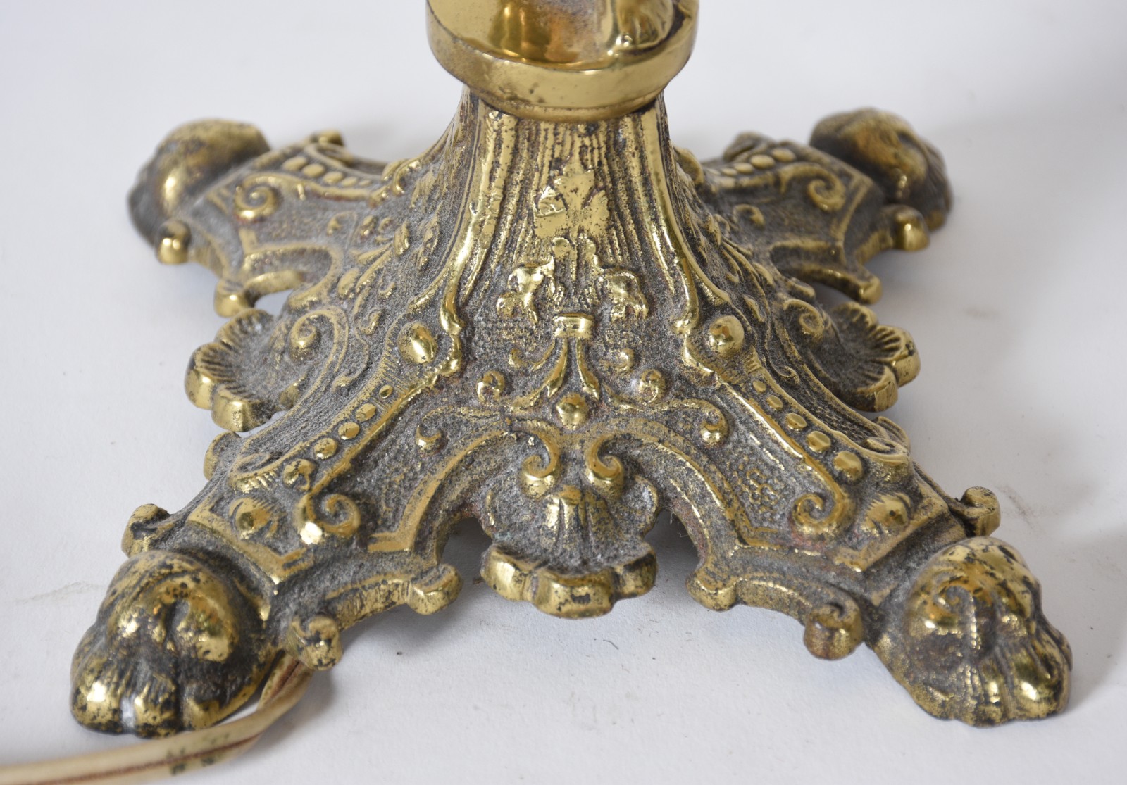 Par de abatjoures de metal dourado com figuras de anjos, acompanham... - foto 4 de 4