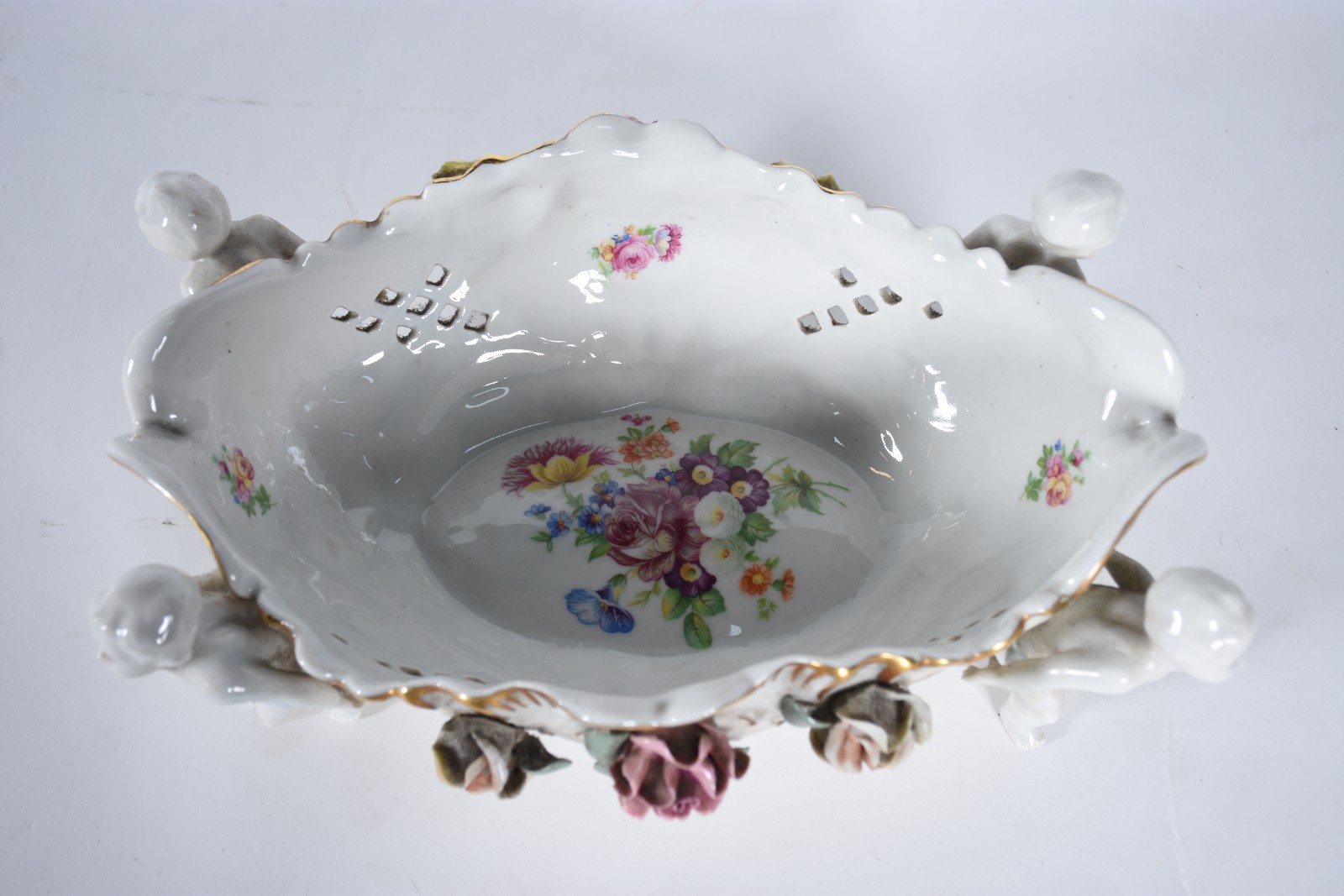 Centro de mesa de porcelana europeia, bojo central na forma de navete... - foto 4 de 6