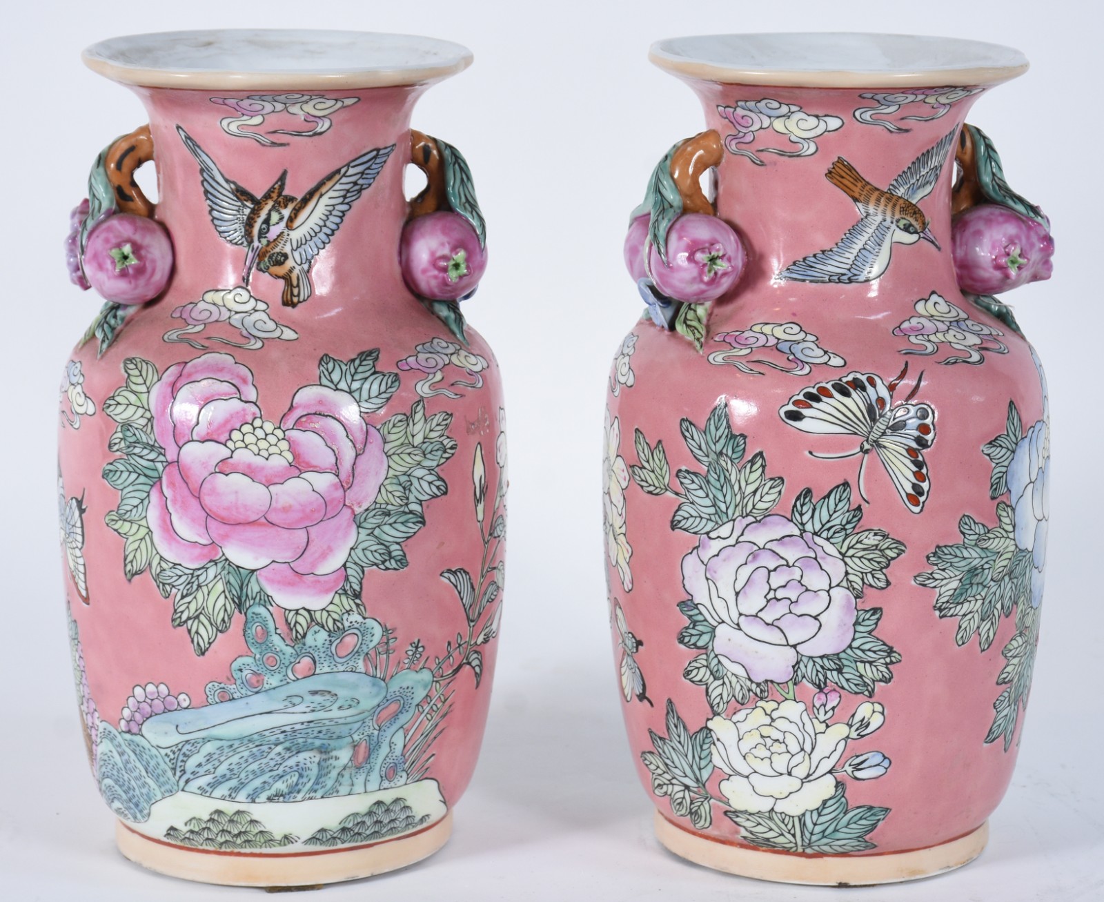 Par de vasos de porcelana chinesa, fundo rosa com flores em... - foto 1 de 5