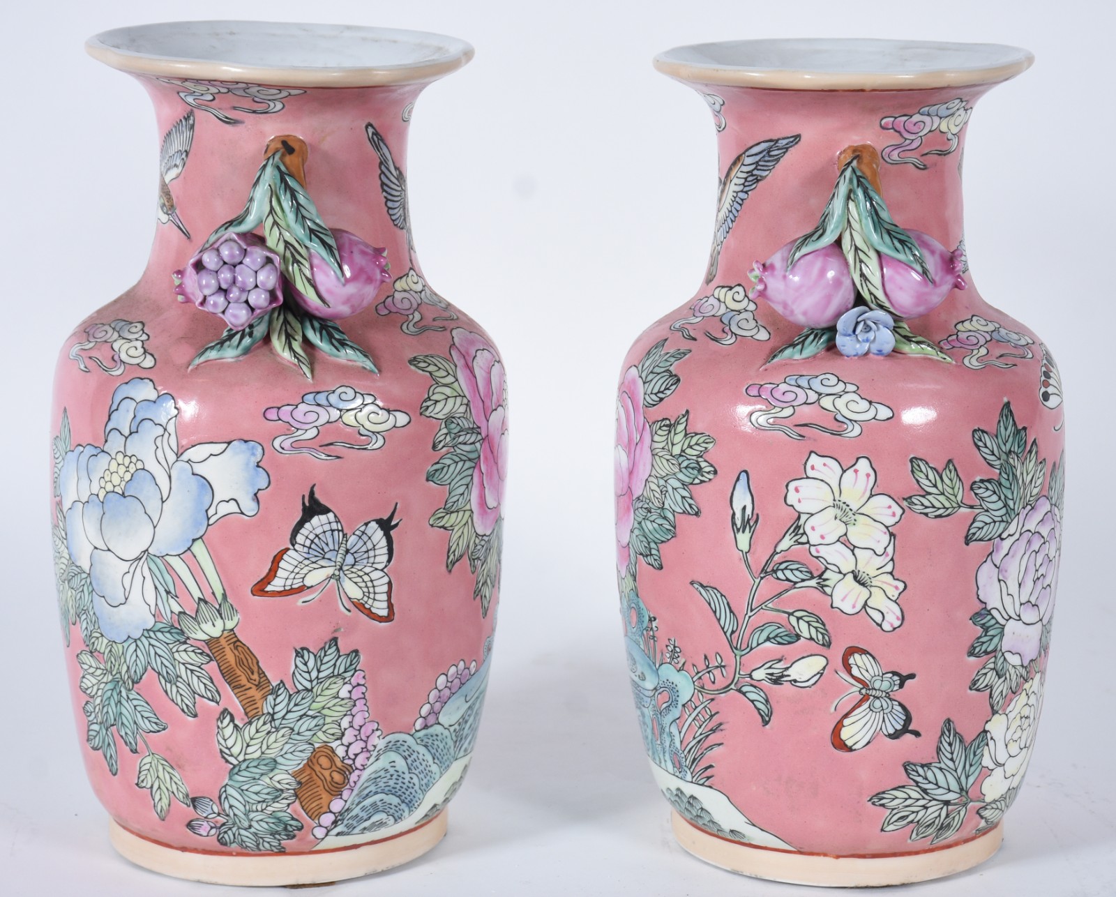 Par de vasos de porcelana chinesa, fundo rosa com flores em... - foto 2 de 5