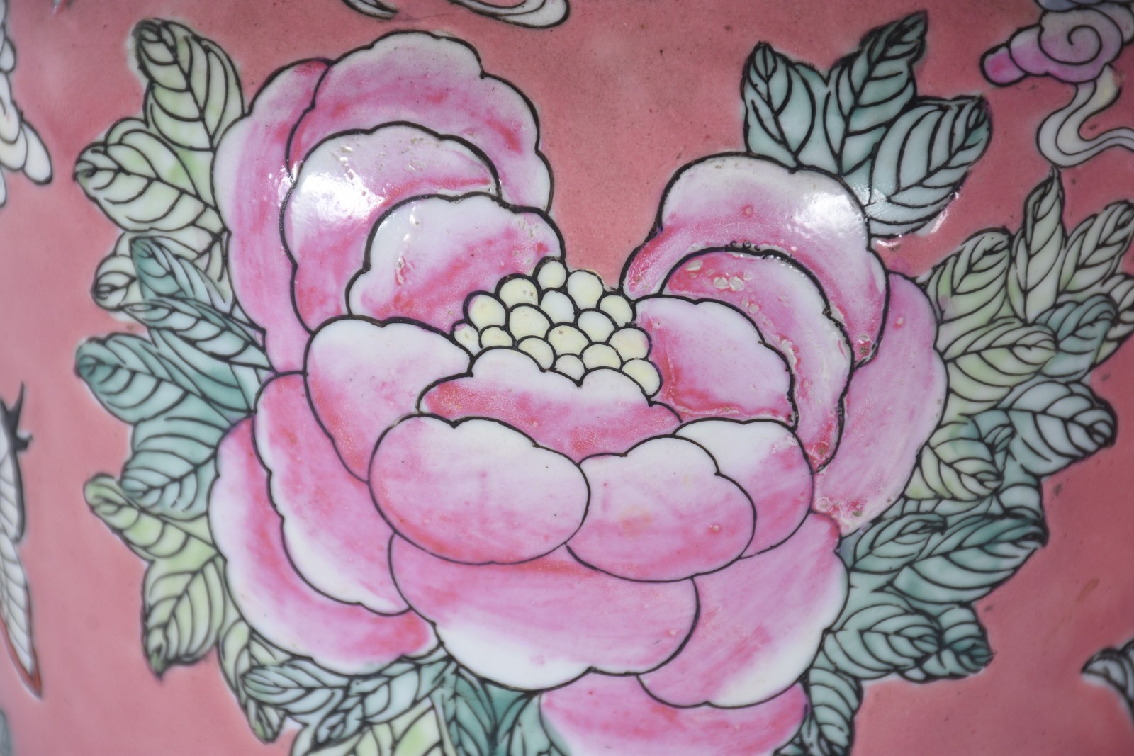 Par de vasos de porcelana chinesa, fundo rosa com flores em... - foto 3 de 5