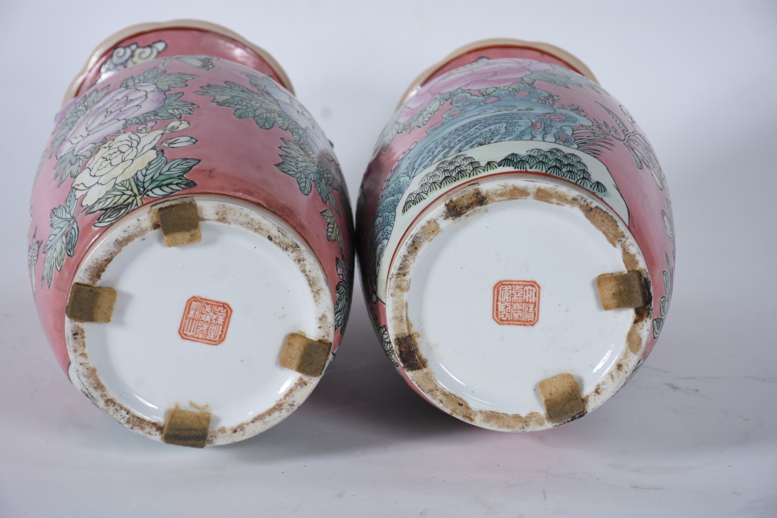 Par de vasos de porcelana chinesa, fundo rosa com flores em... - foto 4 de 5