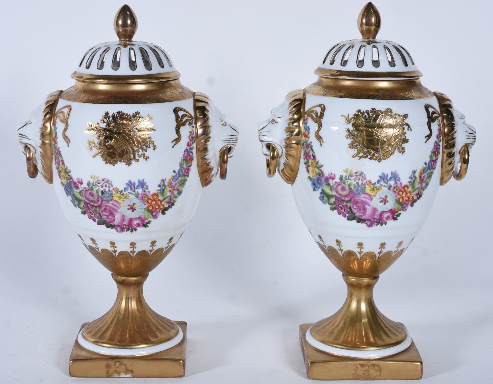 Par de potiches de porcelana europeia na cor branca decorada com... - foto 1 de 8
