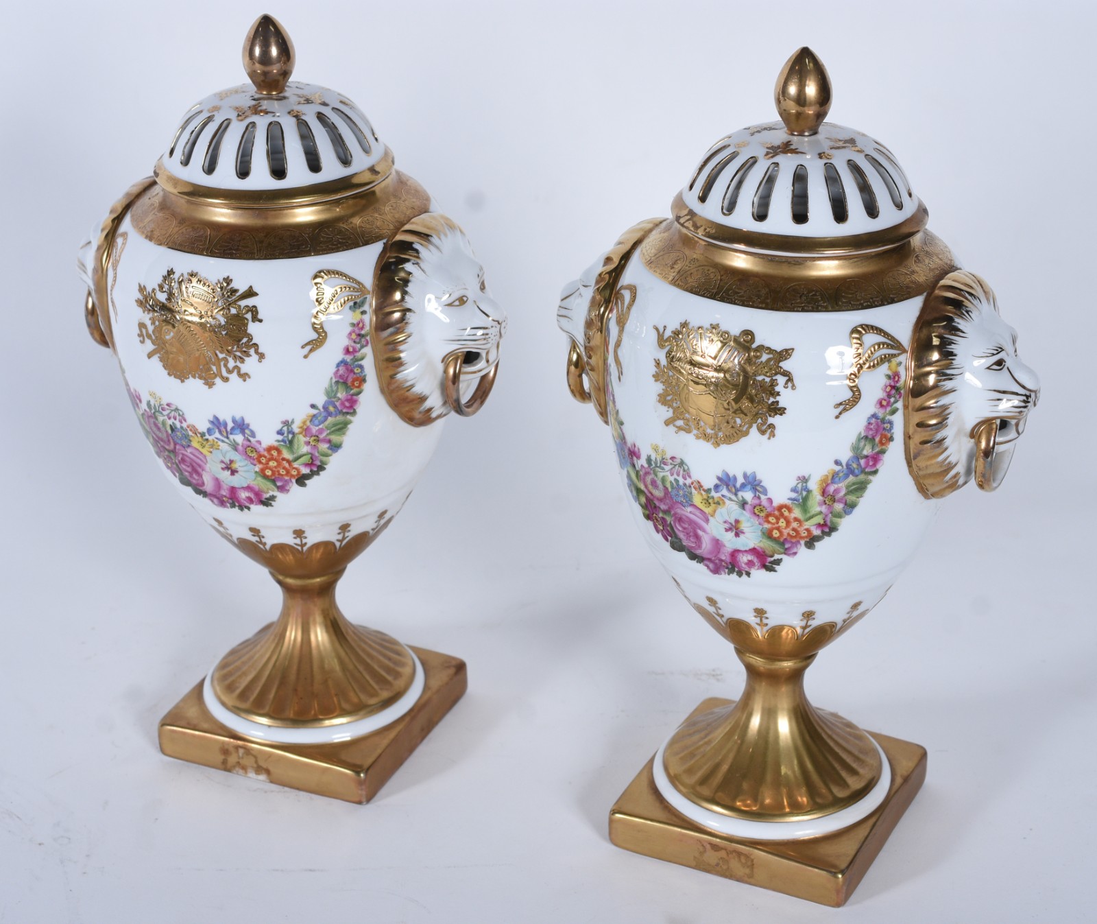 Par de potiches de porcelana europeia na cor branca decorada com... - foto 2 de 8