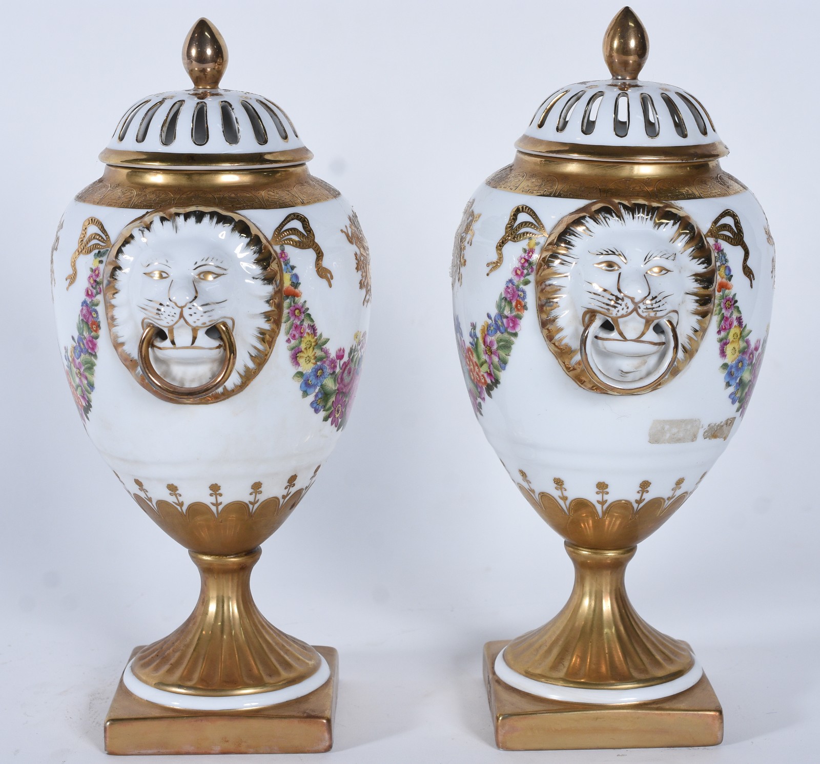 Par de potiches de porcelana europeia na cor branca decorada com... - foto 3 de 8
