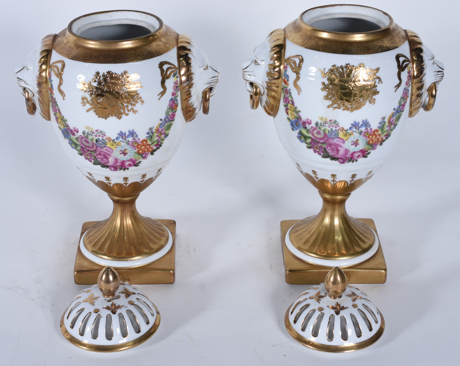 Par de potiches de porcelana europeia na cor branca decorada com... - foto 4 de 8
