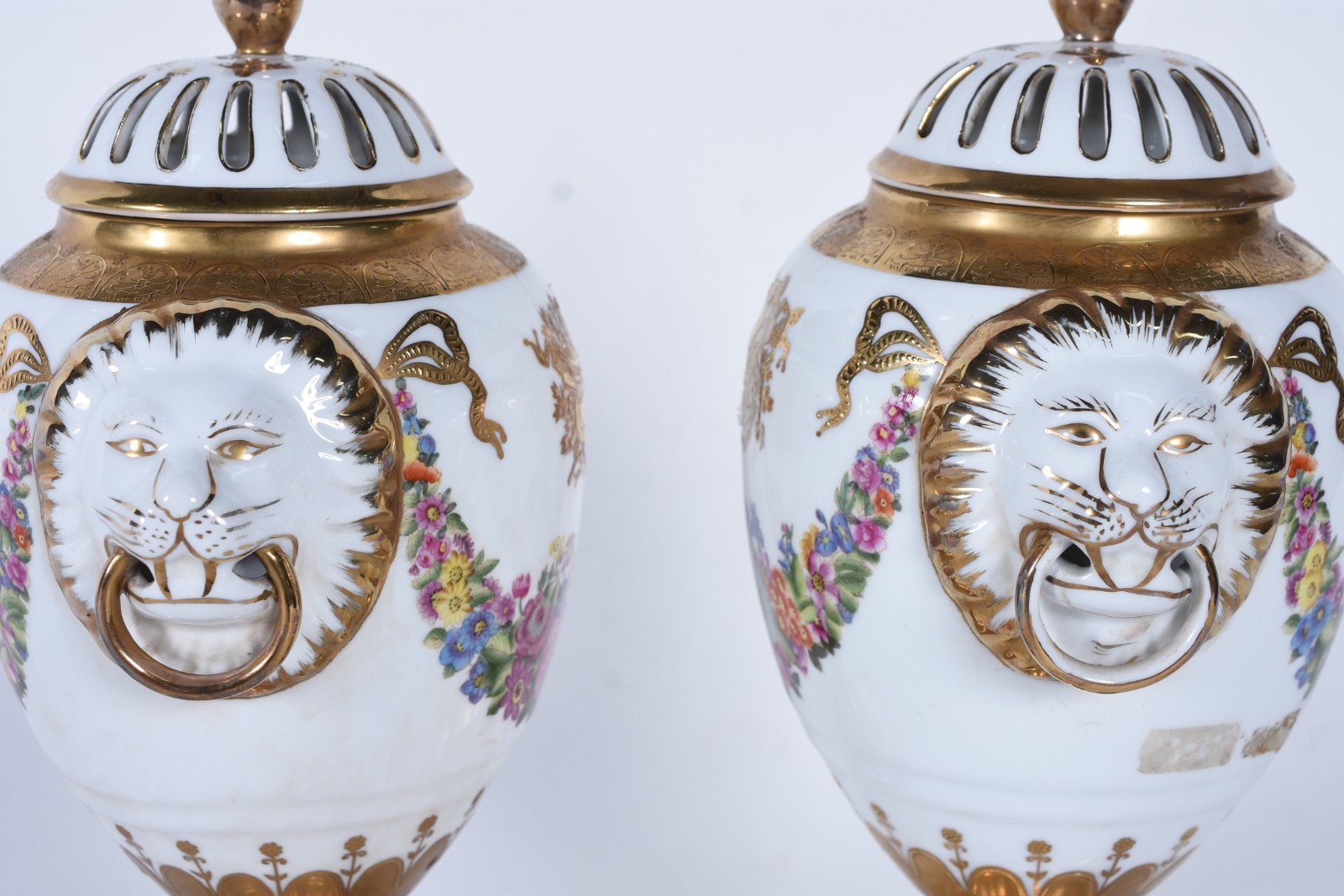 Par de potiches de porcelana europeia na cor branca decorada com... - foto 5 de 8