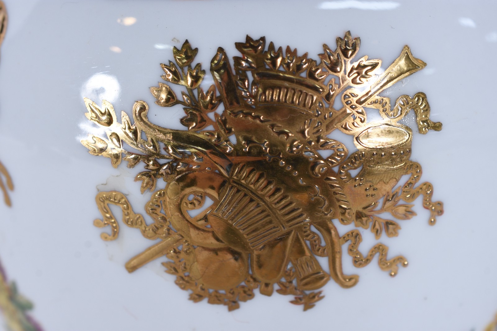 Par de potiches de porcelana europeia na cor branca decorada com... - foto 6 de 8