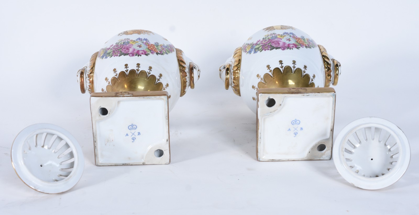 Par de potiches de porcelana europeia na cor branca decorada com... - foto 7 de 8