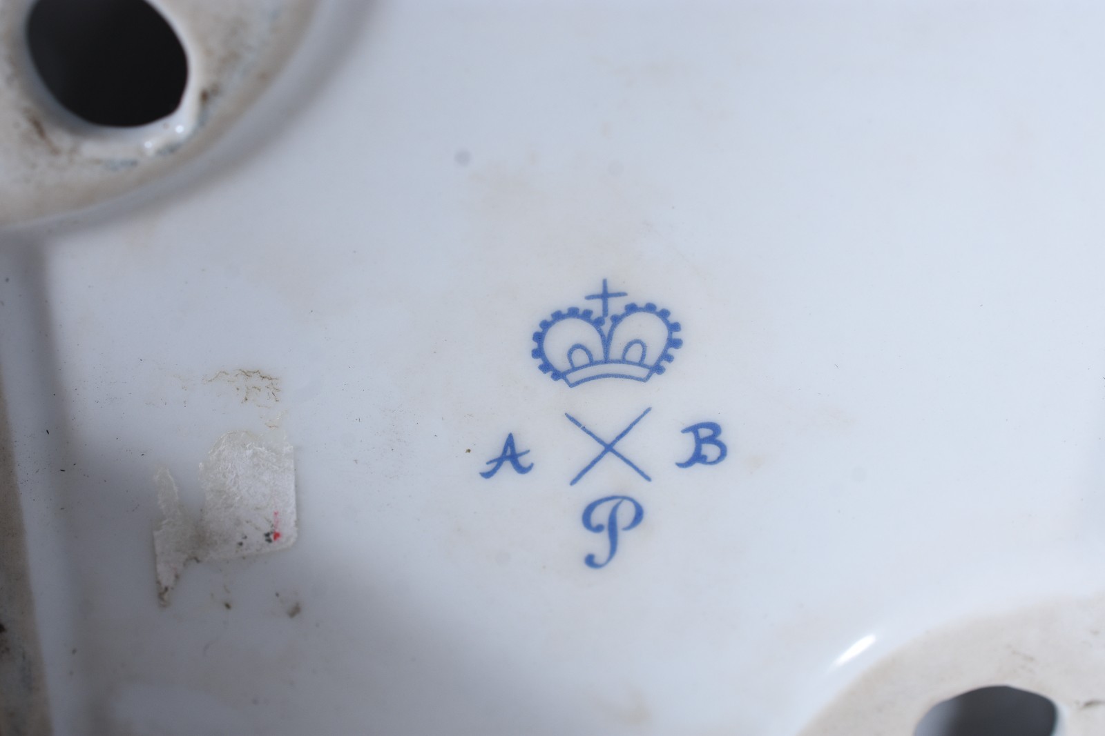 Par de potiches de porcelana europeia na cor branca decorada com... - foto 8 de 8