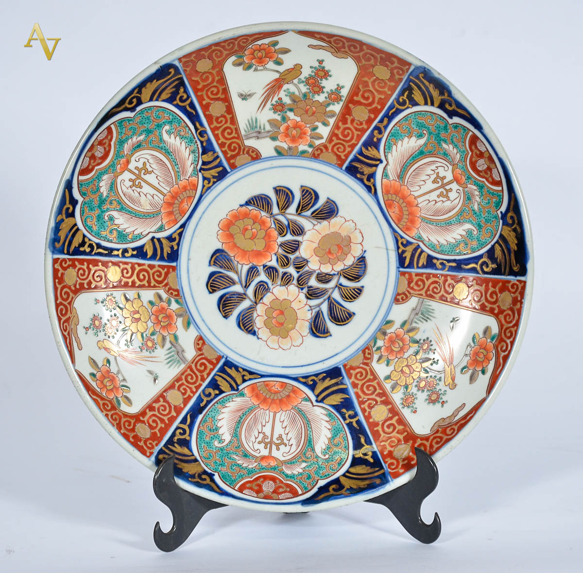 Medalhão de porcelana Imari. Diam. 37 cm.