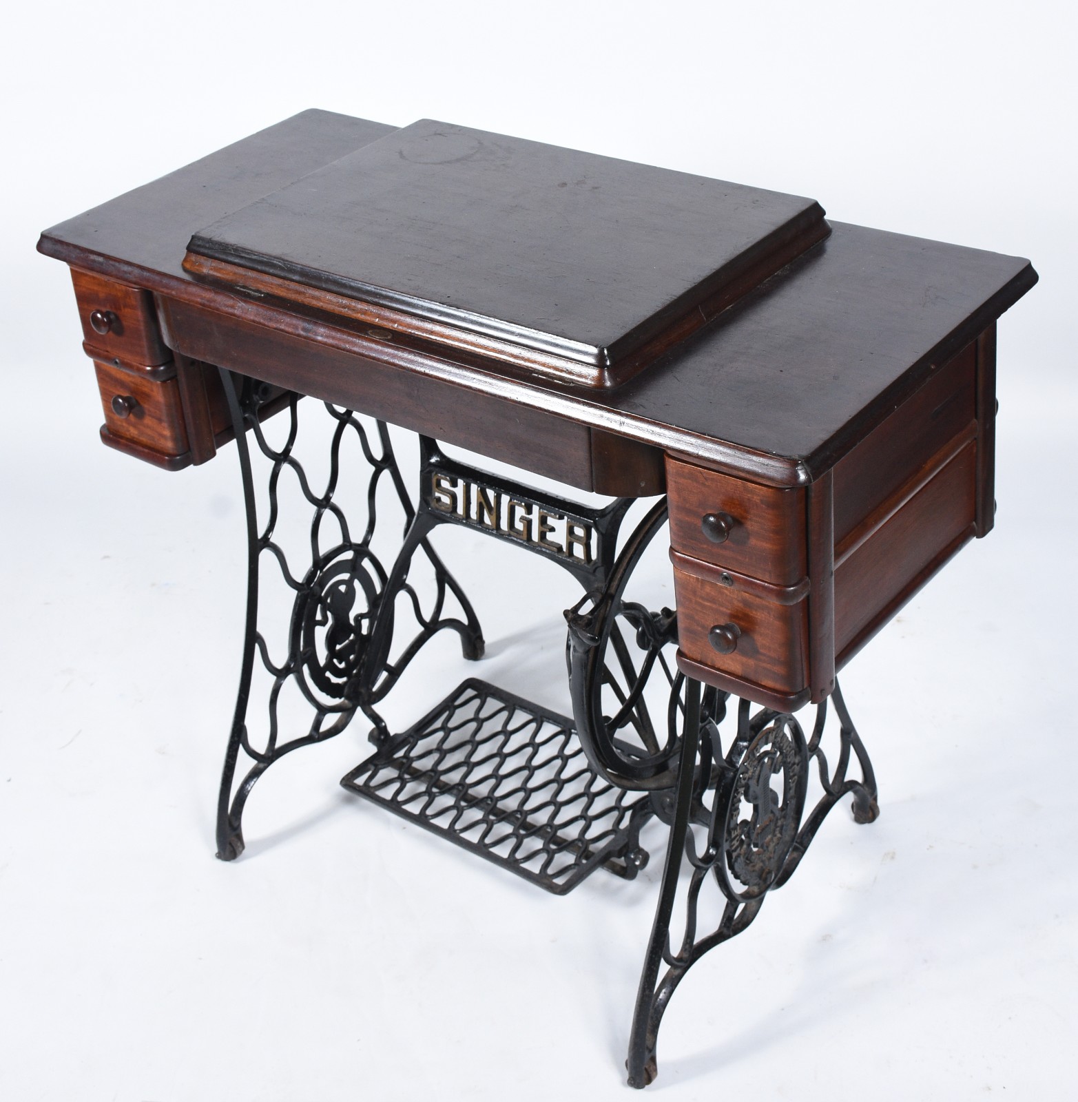 Mesa com máquina de costura acoplada. Máquina parada - desgastes. - foto 2 de 8
