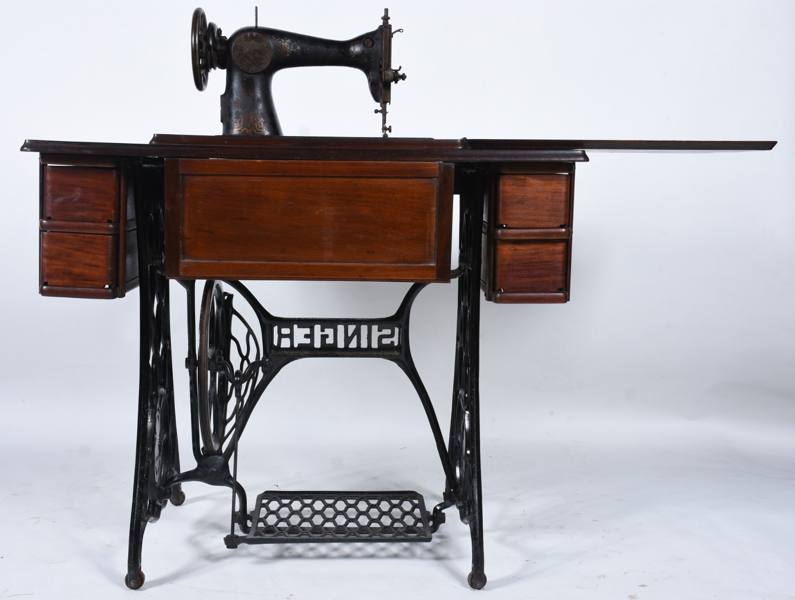 Mesa com máquina de costura acoplada. Máquina parada - desgastes. - foto 4 de 8