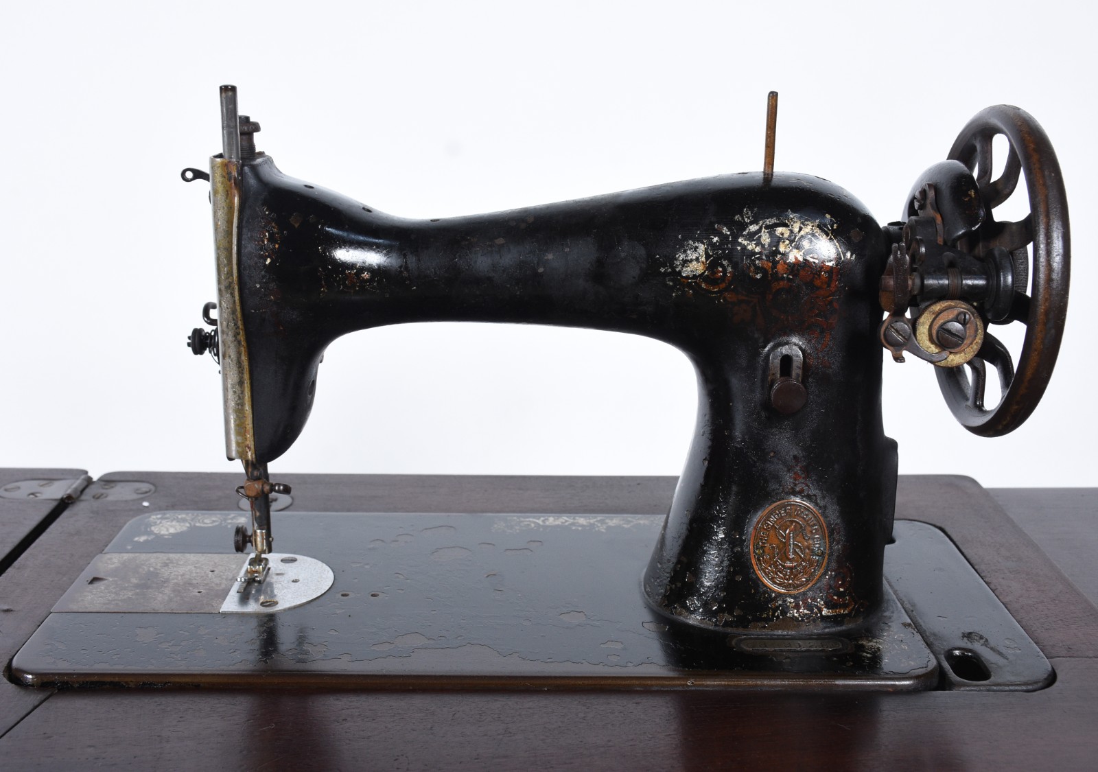 Mesa com máquina de costura acoplada. Máquina parada - desgastes. - foto 7 de 8